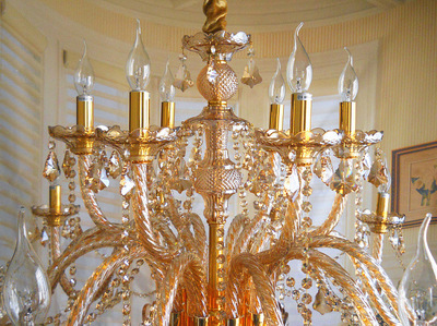 歐式華麗典范 琥珀色18頭水晶大吊燈，點亮酒店與豪宅的璀璨風采