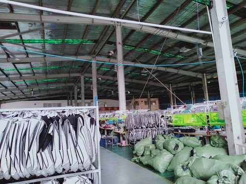 塑料制品廠(chǎng)房如何選擇合適的通風(fēng)降溫設(shè)備？——兼談建筑裝飾材料銷(xiāo)售視角